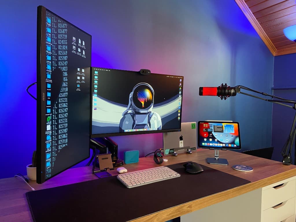 2022 Dual-screen build desk setup